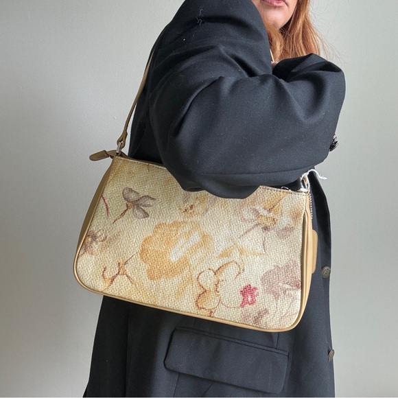 ❗️SOLD!!! - Vintage Floral Caramel Leather Shoulder Bag - Picture 2 of 9
